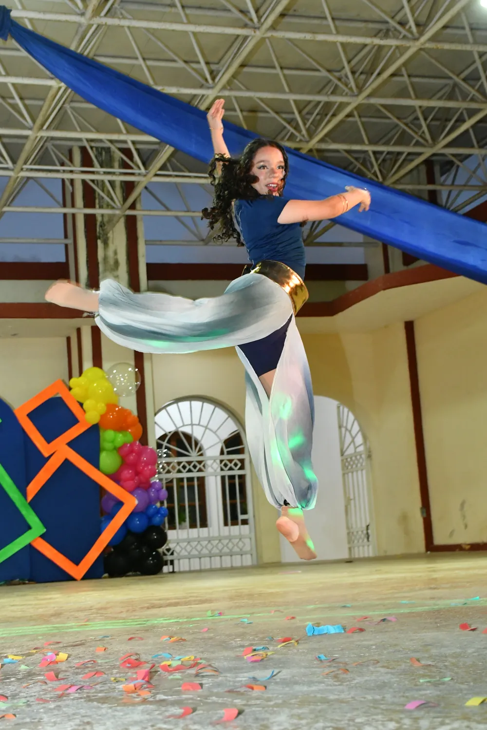 Estudiante de Colegio Latino durante una presentación escénica del Intercolegial de Baile