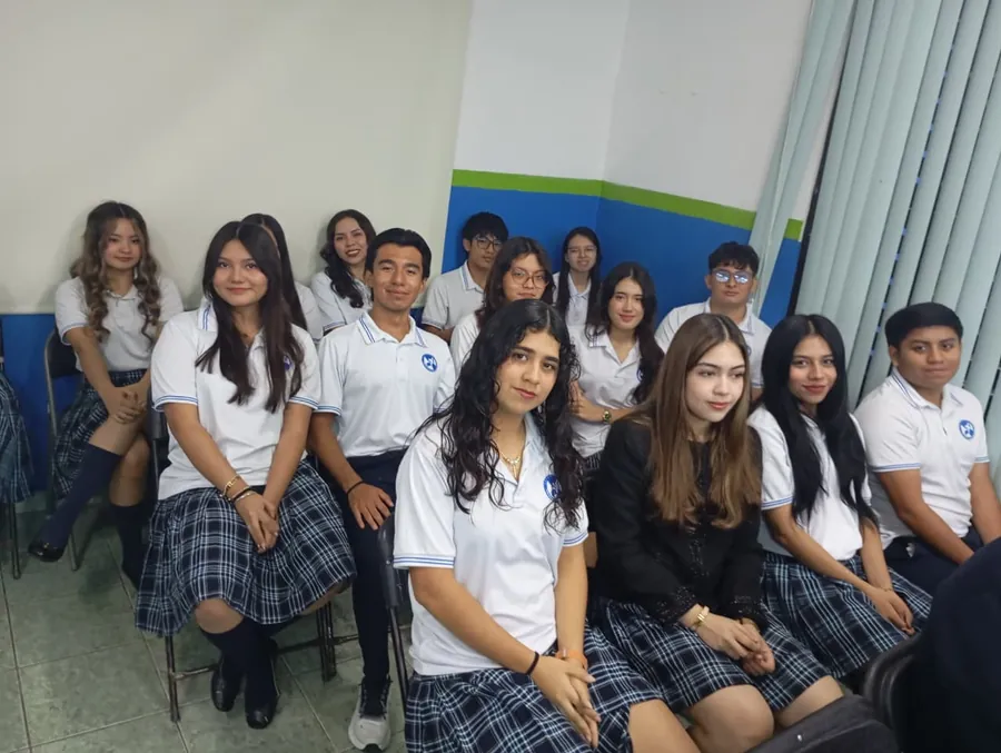 Grupo de estudiantes de Bachillerato de Colegio Latino reunidos en una actividad escolar