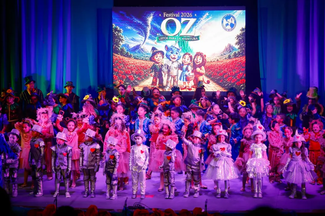 Estudiantes de Primaria de Colegio Latino caracterizados en una presentación del festival cultural