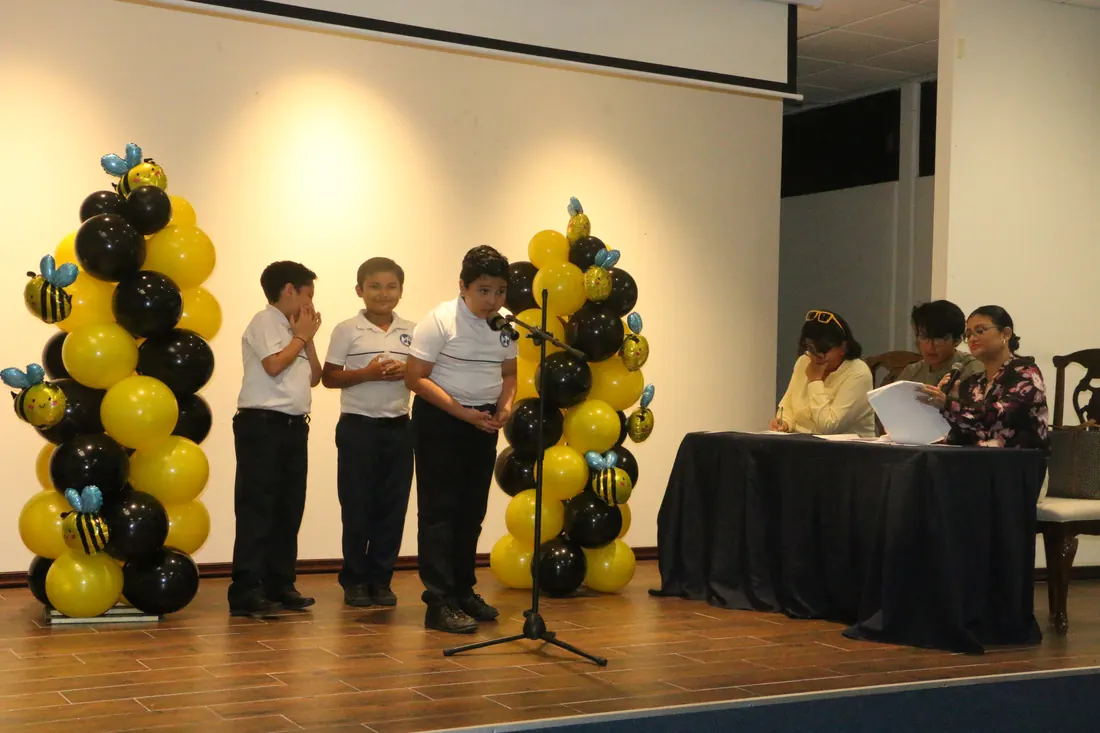 Estudiantes de Primaria de Colegio Latino participando en el concurso Spelling Bee