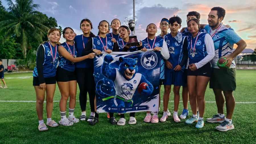 Equipo deportivo de Secundaria de Colegio Latino posando con trofeo y medallas