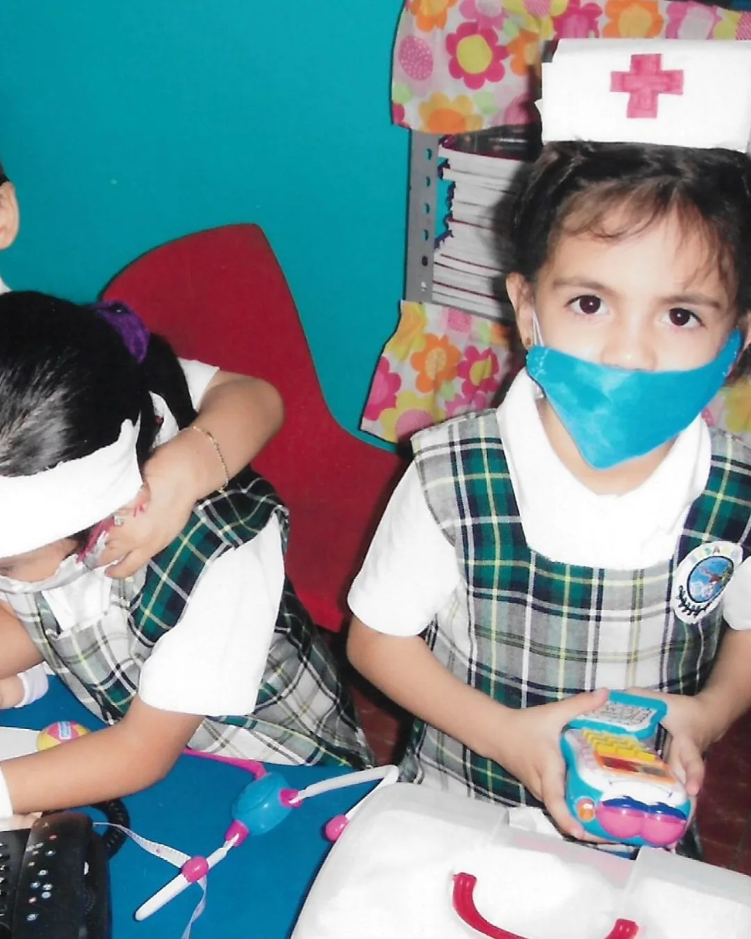 Alumnas de Preescolar de Colegio Latino jugando a roles de profesiones de salud en una actividad de aprendizaje